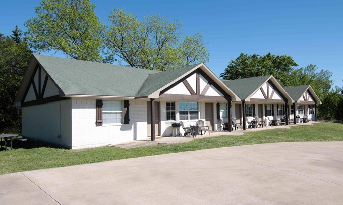 Mead Apartment | Lake Texoma Six-Plex Room - 2 Queens