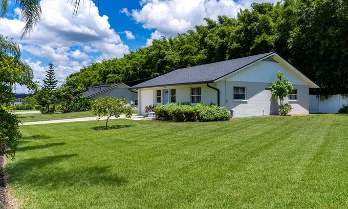 Mount Dora House | Lake Vibes Only ~ Cozy Lake House, short drive to Downtown Mt Dora & Tavares!