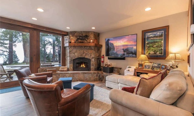 Tahoe Tavern House | Lake View|Pier|Bouys|Pickleball|Walk to town