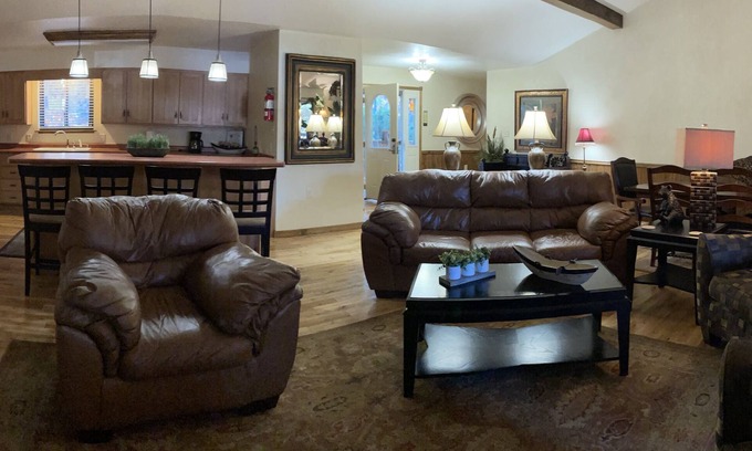 Mount Ida Cottage | Lake view three bedroom, three bath Harbor North luxury cottage with private hot tub overlooking Lake Ouachita. by RedAwning
