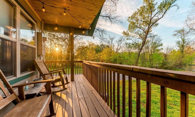Branson Cabin | Lake View! w/Hot Tub. Pool, Park, & Playground. Disc Golf. Trails. Fireplace!