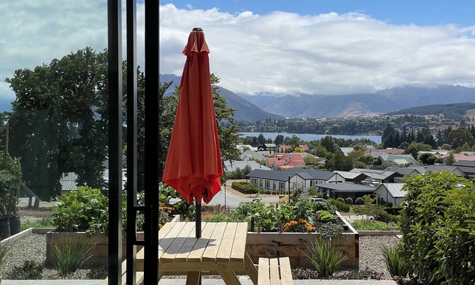Wanaka Apartment | Lake views - new apartment with room to relax