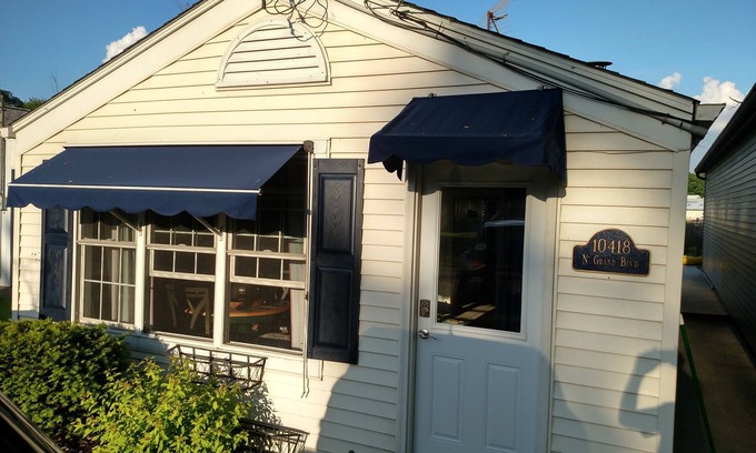 Syracuse House | Lake Wawasee- Morrison Island. Updated 2 Bed, 1Bath Cute Cottage on the water