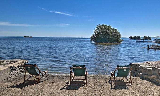 Van Dyne House | Lake Winnebago Getaway w/ Waterfront Family Fun!