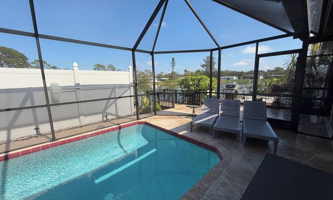 Gulf Gate Estates House | LAKEFRONT 2bed/2bath with Heated POOL house, JUST 5 min away SIESTA KEY BEACH!