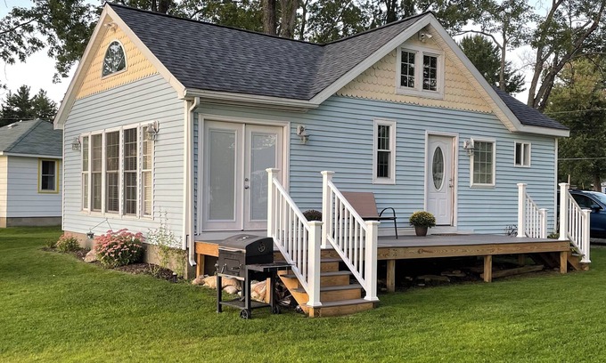 Bloomfield Township Cottage | Lakefront 3-bedroom cottage at Canadohta Lake with AC- wifi-gas fireplace