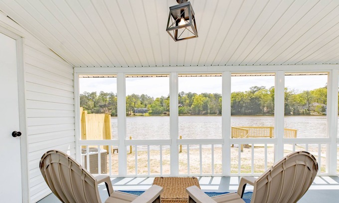 Warner Robins House | Lakefront 3BR | 2 Car Garage | King Bed