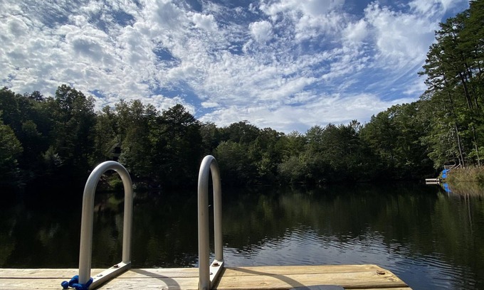 My Mountain Cabin | LAKEFRONT 3BR, PET FRIENDLY, HOT TUB, FIREPIT, OUTDOOR BAR, DOCKS, FISHING. FUN!