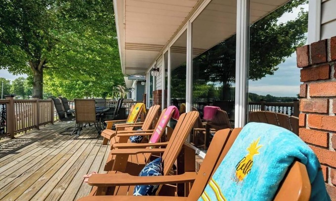 Twin Lake House | Lakefront +Beach | Pontoon Rtl | Hot Tub + Kayaks