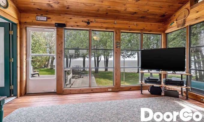 Algoma Cottage | Lakefront Cabin! Amazing Views, Fireplace, Cozy