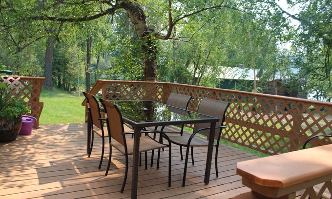 Eureka House | Lakefront cabin on Glen Lake! Sleeps 12. Guest House w/2nd kitchen included!