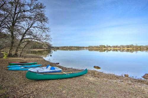 Winnsboro Apartment | Lakefront Cabin with 2 Lofts, Boats on 4 Acres