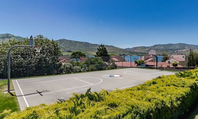 Chelan Condo | Lakefront Condo At Lake Chelan Shores With Pool, Gym, WiFi In Peaceful Chelan