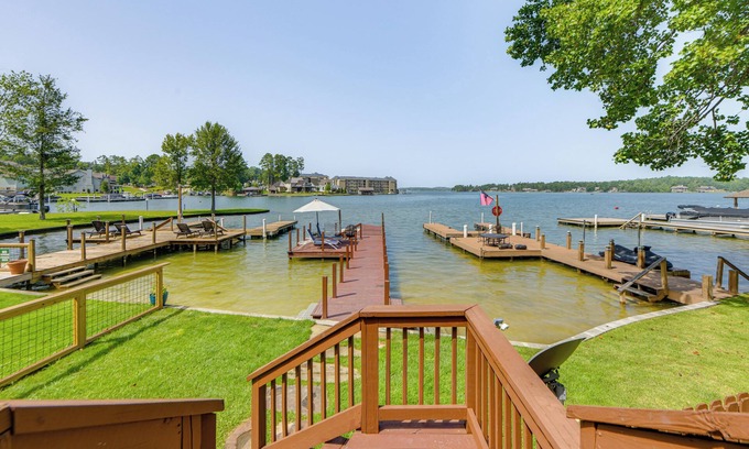 Dadeville Villa | Lakefront Dadeville Villa w/Deck & Private Dock!