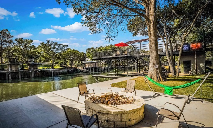 McQueeney House | Lakefront | Dock & Fire Pit | Book Wurstfest Now!