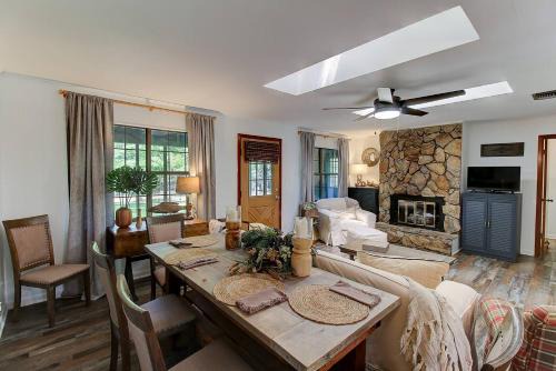 Shreveport House | Lakefront Emerald Point Wfirepit & Kayaks