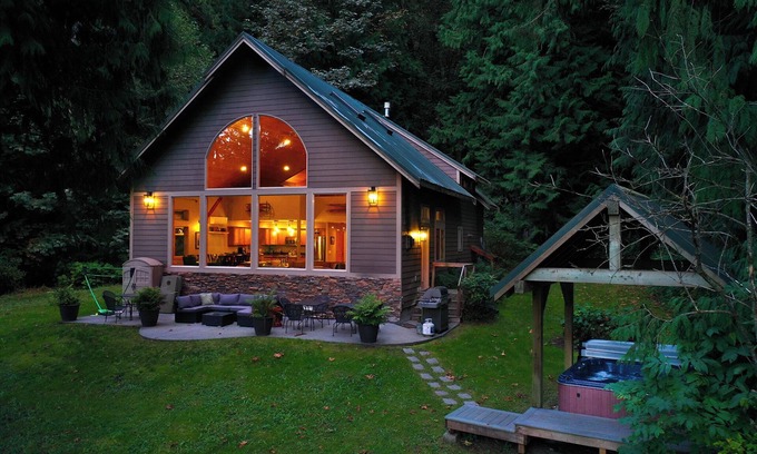 Maple Falls House | Lakefront Estate-dock, boat, yard, privacy, hot tub, hike Mt Baker