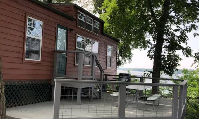 Cadiz Cottage | Lakefront Family Fort 81 - Dog Friendly