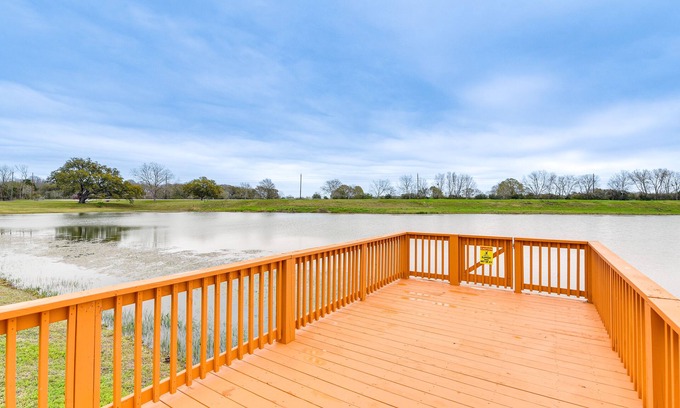 Texas Gulf Coast Region House | Lakefront Gem on 32-Acre Lot in Angleton!