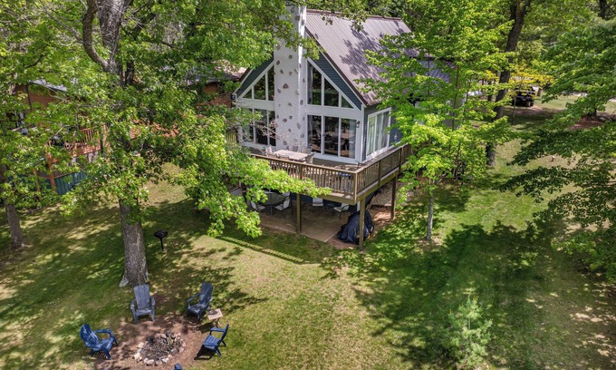 Oxford House | Lakefront getaway on beautiful Lake McGinnis, just a short drive from Wisconsin Dells!