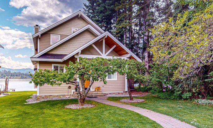East Hope House | Lakefront home and studio with kayaks, dock, WiFi, fireplaces, BBQ grill