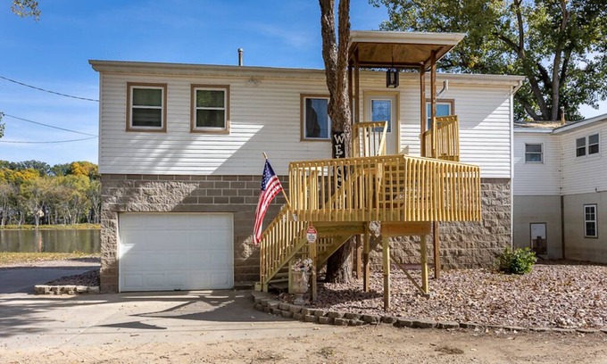 East Dubuque House | Lakefront Home w/2 Bedrooms Deck, Dock & Boats