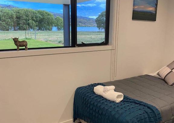 Cromwell Bed & Breakfast | Lakefront in Pisa