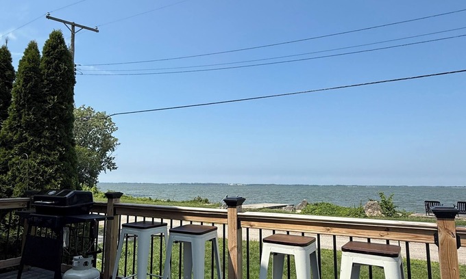 Gypsum House | Lakefront Lodge + Sleeps 12 + Bay Views + Hot Tub