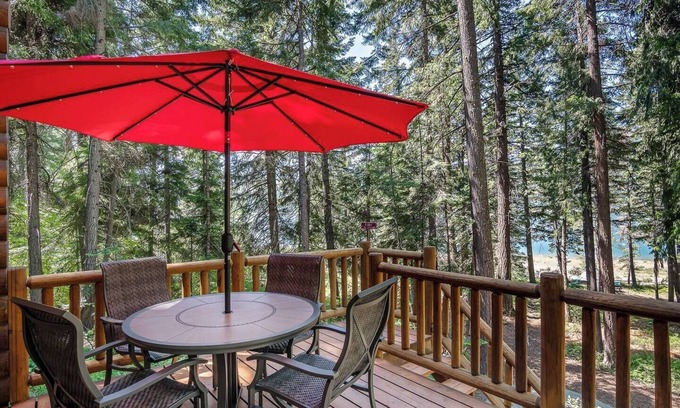 Cle Elum Cabin | Lakefront Log Cabin with Hot Tub/Huge Game Room