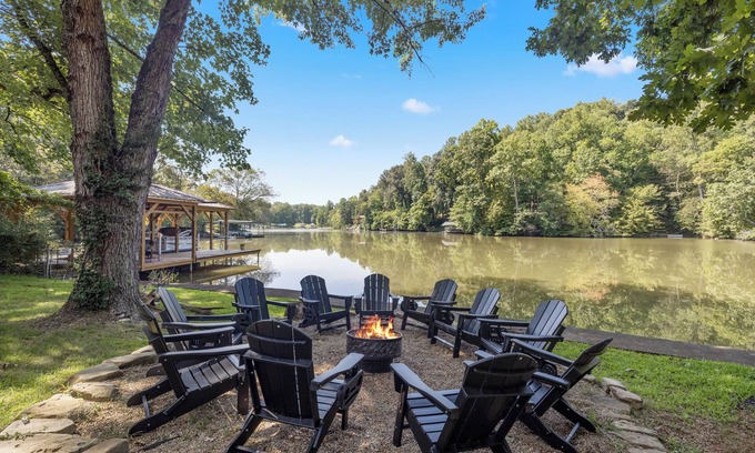 Louisville House | Lakefront Louisville House w/Dock and Covered Pavilion Near UT and West Knox!