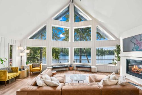 Grapeview House | Lakefront Luxury Hot Tub Dock Canoe SUPs Firepits an Stunning Nature Views