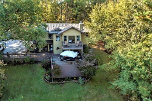 Mid America House | Lakefront Luxury: Private Water Front Vacation Rental with Views Near Hot Springs, AR