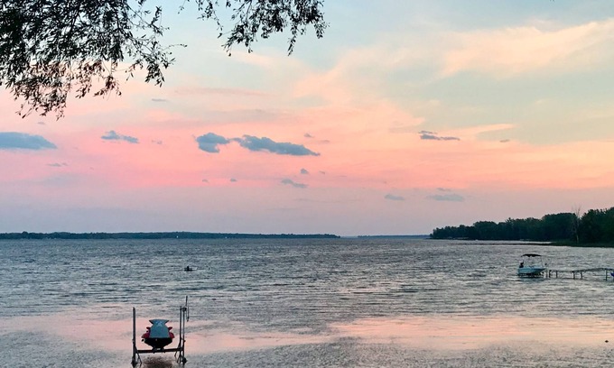 Chazy House | Lakefront Paradise w/beach,dock,kayaks,fun,peace