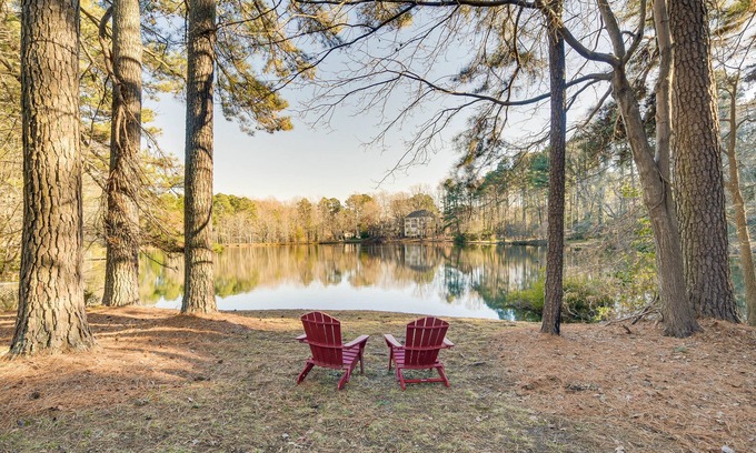 Northwest Raleigh House | Lakefront Raleigh Home w/Deck: 12 Mi to Downtown!