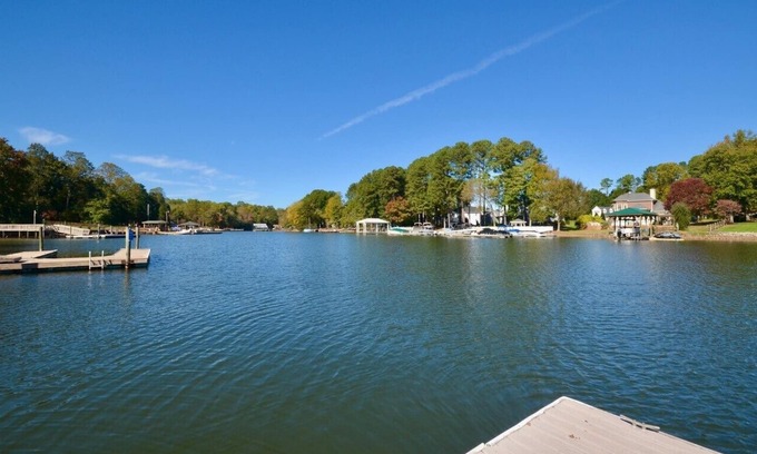 Denver House | Lakefront Retreat – Perfect for Relaxation & Remote Work