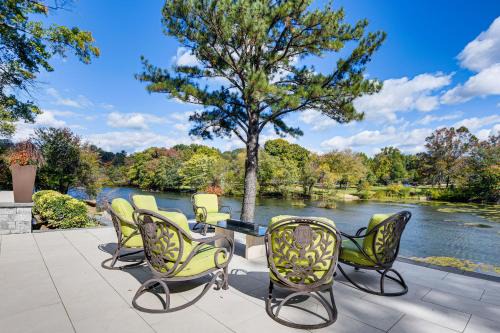 Columbia Apartment | Lakefront Retreat with Sunroom, Patio and Kayak!