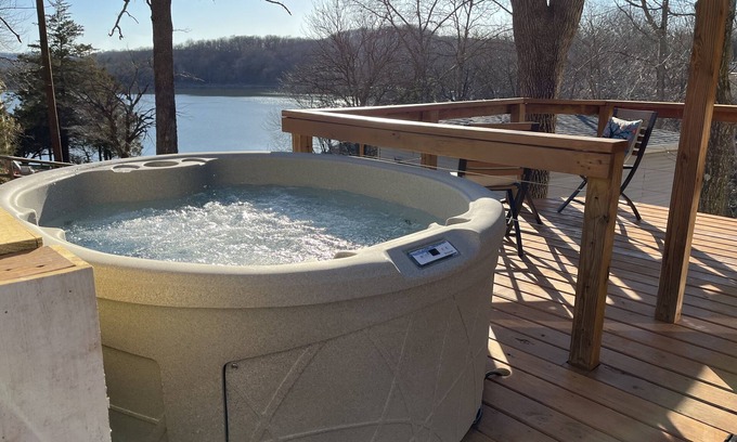 Omaha Cottage | Lakefront, Tablerock, Hot tub, Branson