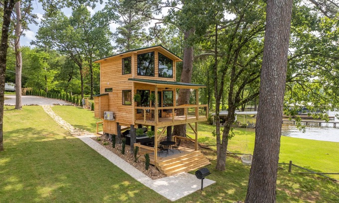 Mid America Cabin | Lakefront Treehouse, private island on Lake Hamilton with hot tub & boat dock!
