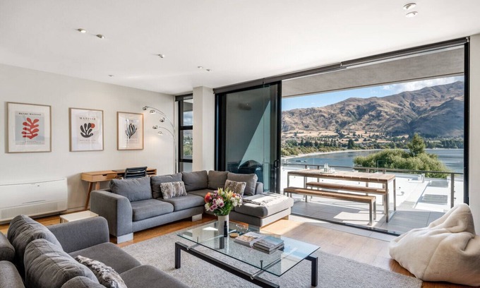 Wanaka Apartment | Lakefront View Apartment with Sauna