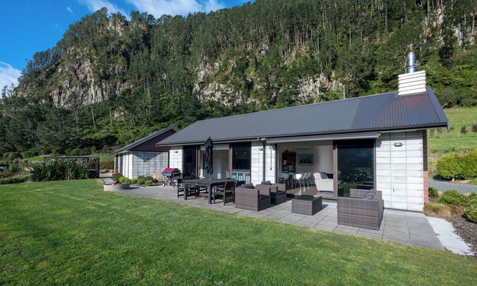 North Island House | Lakehouse Retreat - Whakamaru Holiday Home