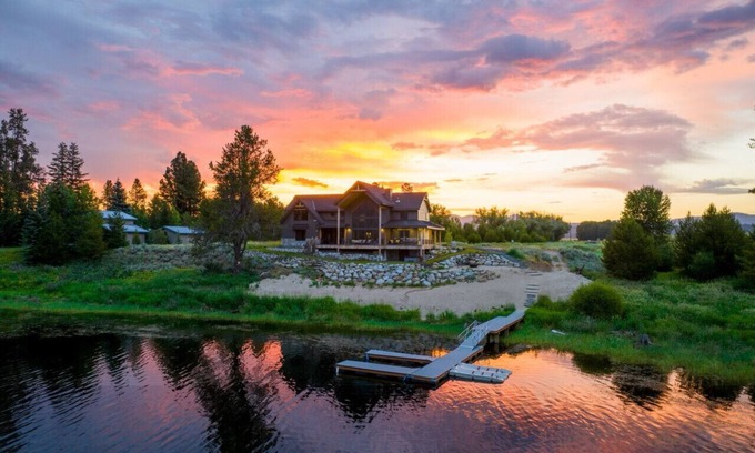 Donnelly Cabin | Lakeside 7 Bedroom Cabin w/Private Boat Dock