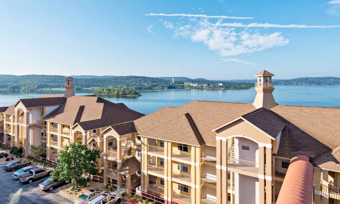 Hollister Condo | Lakeside Bliss: Your Ozark Mountain Retreatn