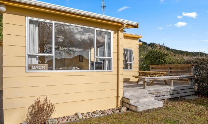 Motuoapa House | Lakeside Escape - Motuoapa Holiday Home