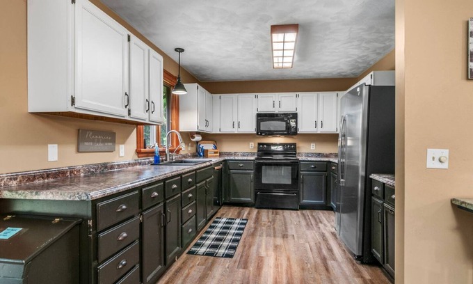 Gaylord House | Lakeside Getaway pet Friendly
