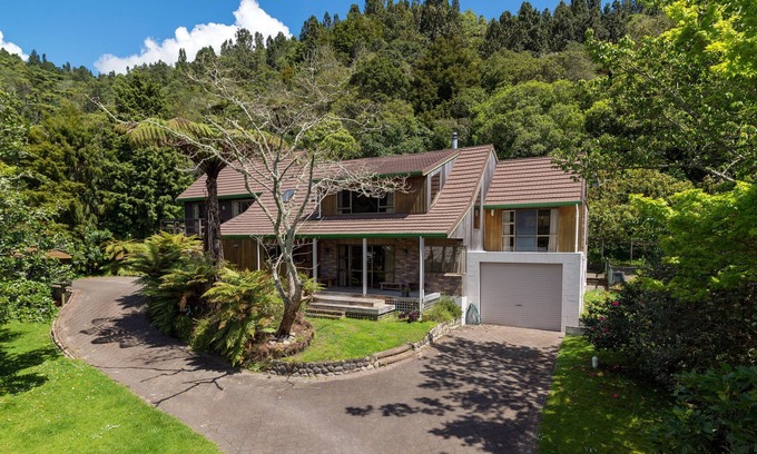 Lake Okataina Cottage | Lakeside Hideaway - Lake Rotoiti Holiday Home
