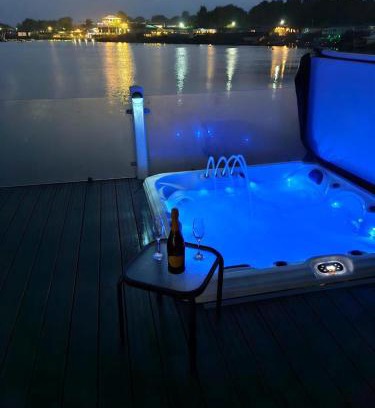 Dogdyke House | Lakeside Holiday Home with Hot Tub