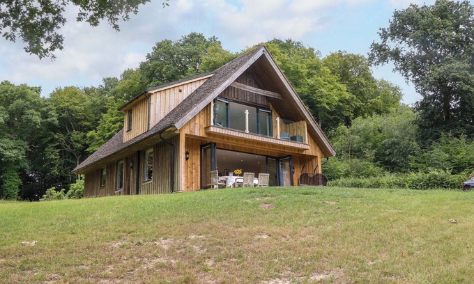 Stonegate Cottage | LAKESIDE LODGE, family friendly, with a garden in Burwash