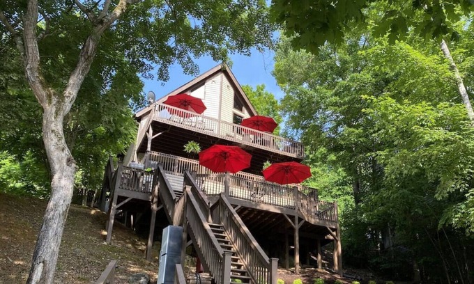 Flat Hollow Marina Cabin | Lakeside Lodge – Private Dock, Hot Tub, Fire Pit & 8 Kayaks