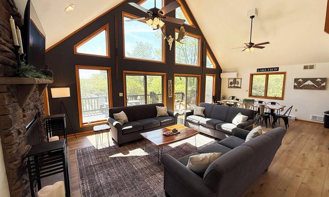 Albrightsville Ski Chalet | Lakeside Lookout Lodge - MASSIVE 6 BR Chalet w/Hot Tub Lake Beach Pool