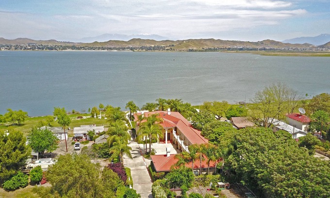 Lakeland Village House | Lakeside Mansion Waterfront Family Reunions + Events!